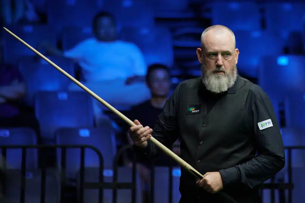 Snooker-pelaaja Mark Williams pitelee keppiä pystyssä, katse tiukasti pöytään päin. Mark Williams: 51-vuot