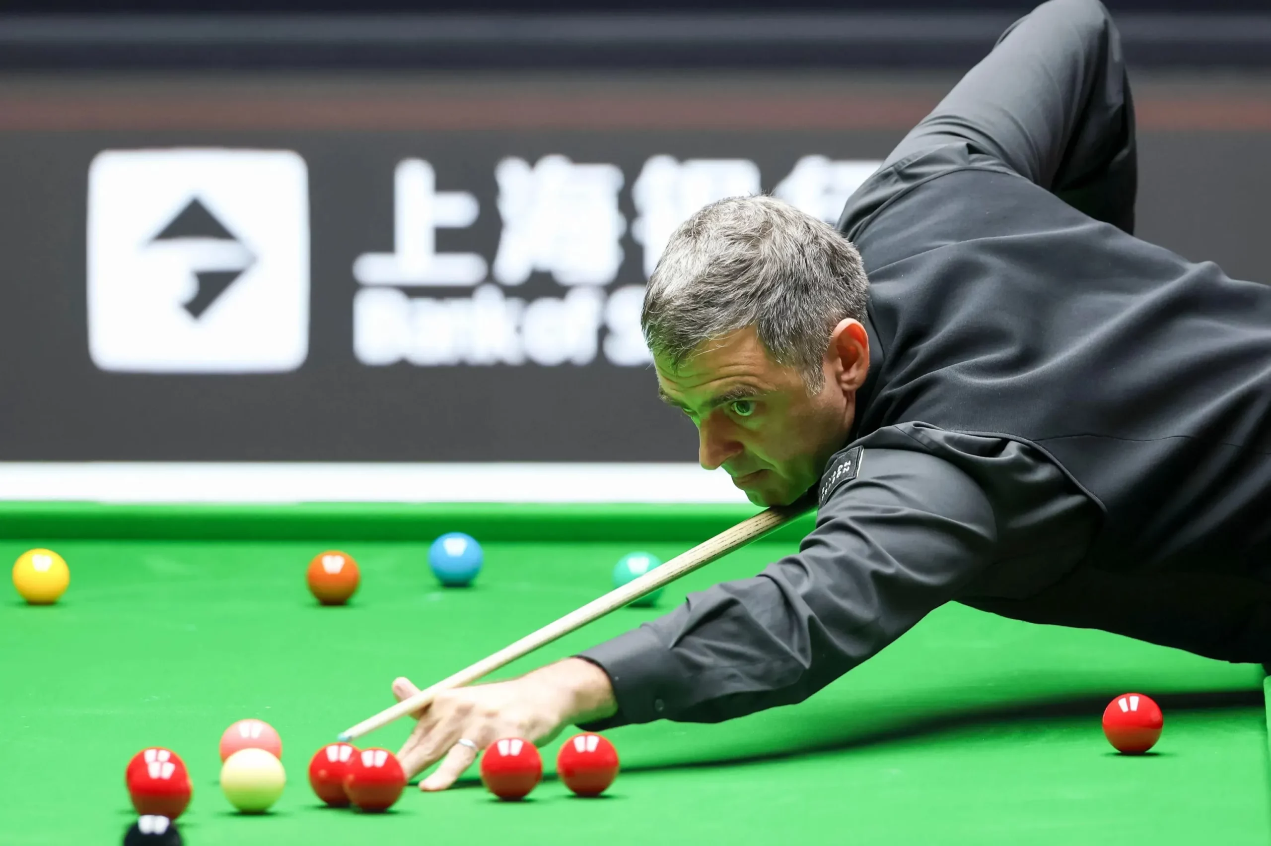 Ronnie O'Sullivan lyömässä snookerpalloa Shanghai Mastersissa.